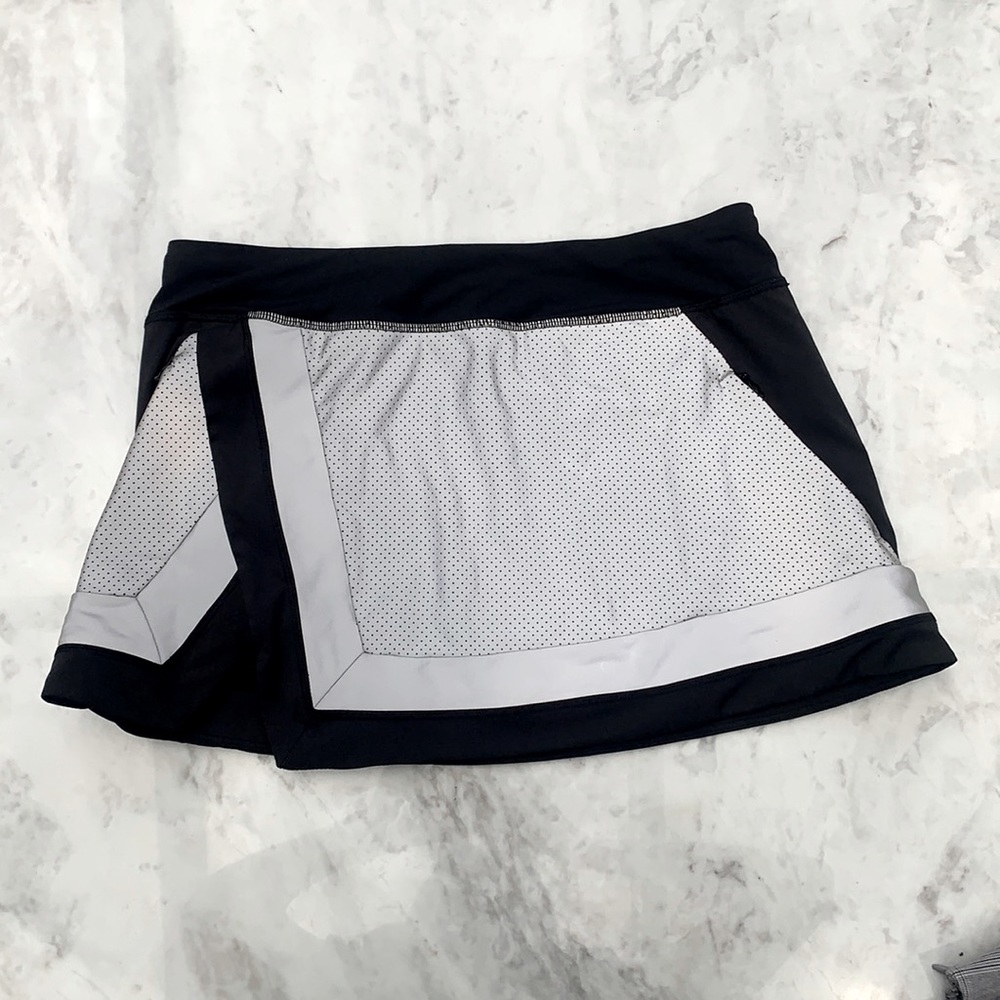 Lululemon, Size 4, Black and reflective Skirt